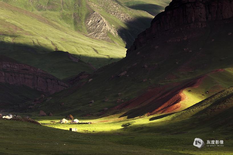 高山牧场的光影2  Light and shadow of Mountain pastures2 方莉/LI FANG 