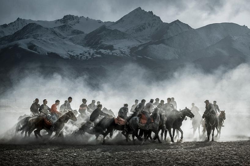 叼羊大赛  Scrambling for a Sheep 吴智瑜/ZHIYU WU